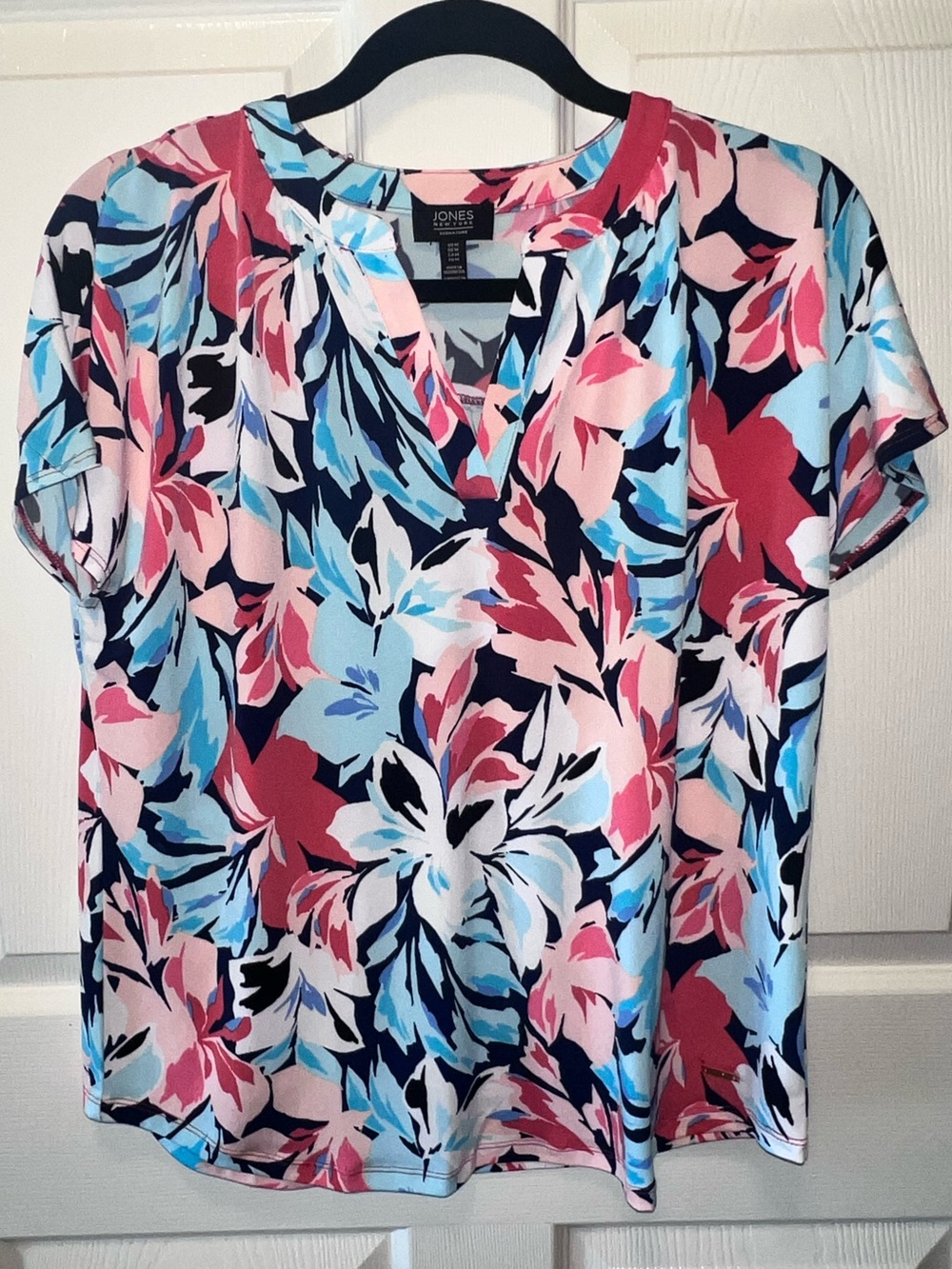 Jones New York Short Sleeve Floral V-Neck Top - Coral, Aqua, Navy, White Sz M